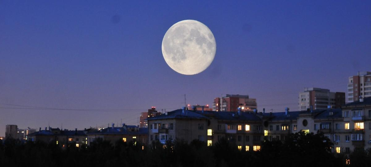 Луна сегодня в хабаровске. Луна близко к земле. Луна в Омске. Луна близко. Луна близко к земле фото реальные.